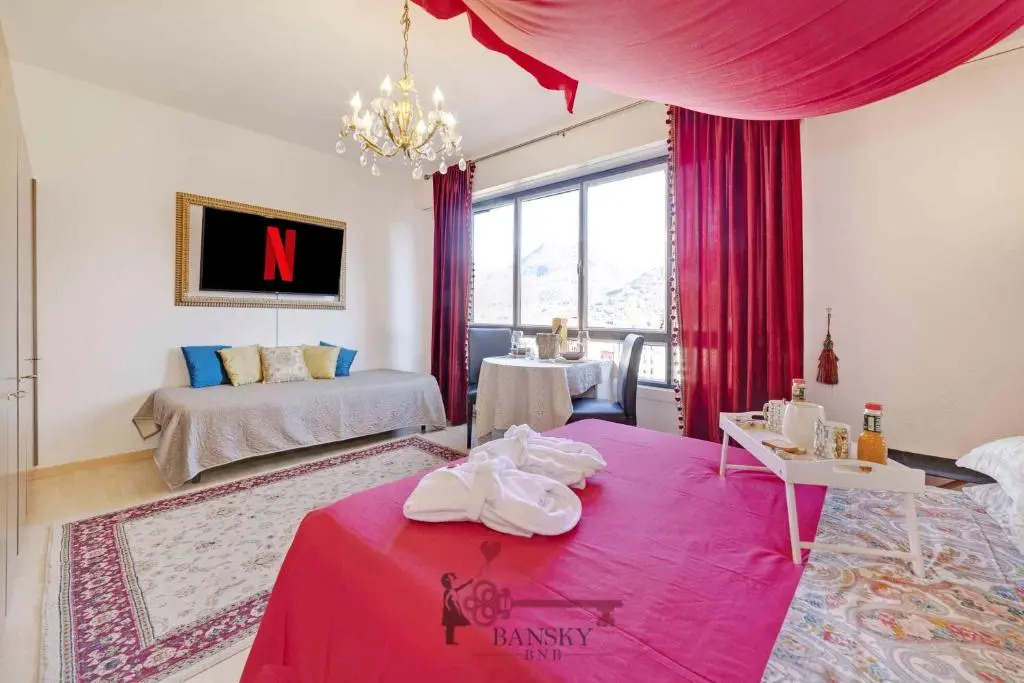 ROMANTIC LOFT with Outside Swimming Pool, 400m from Lugano Station