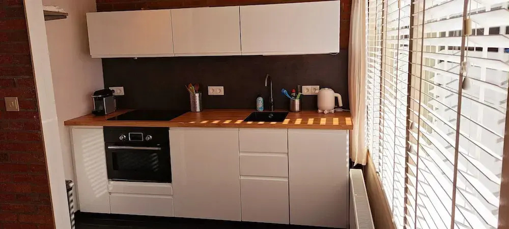 Cozy Holiday Home with Hot Tub in Lauwersoog by Lake