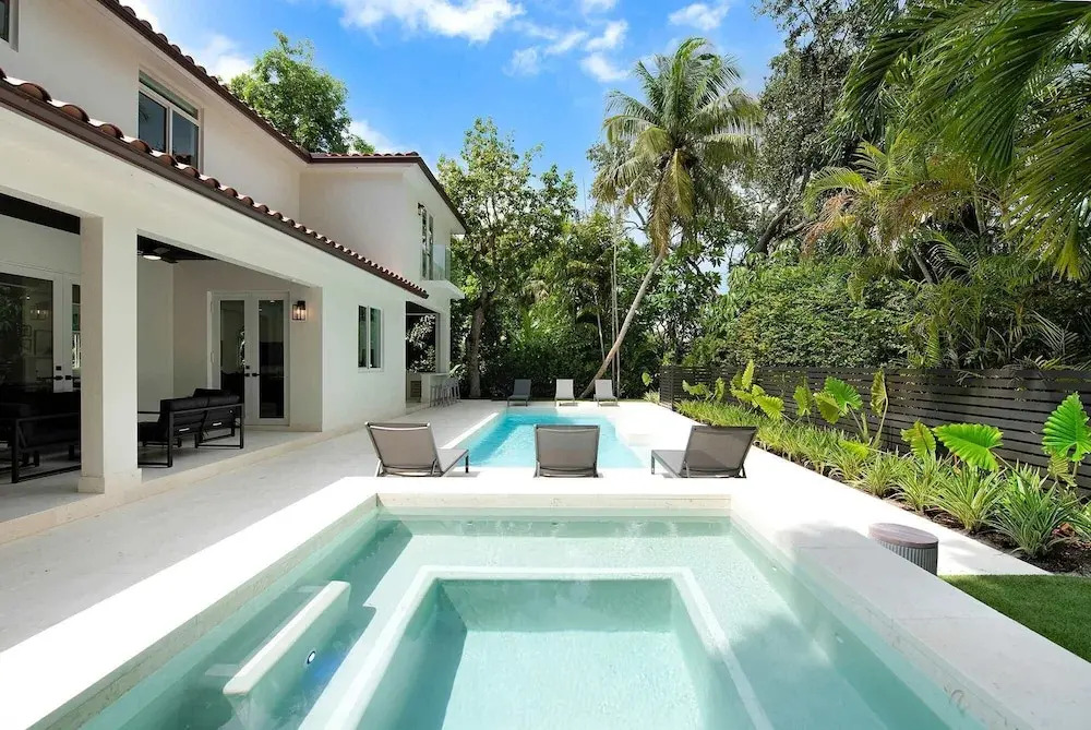 Villa Granada by Rove Waterfront W/pool, Hot Tub