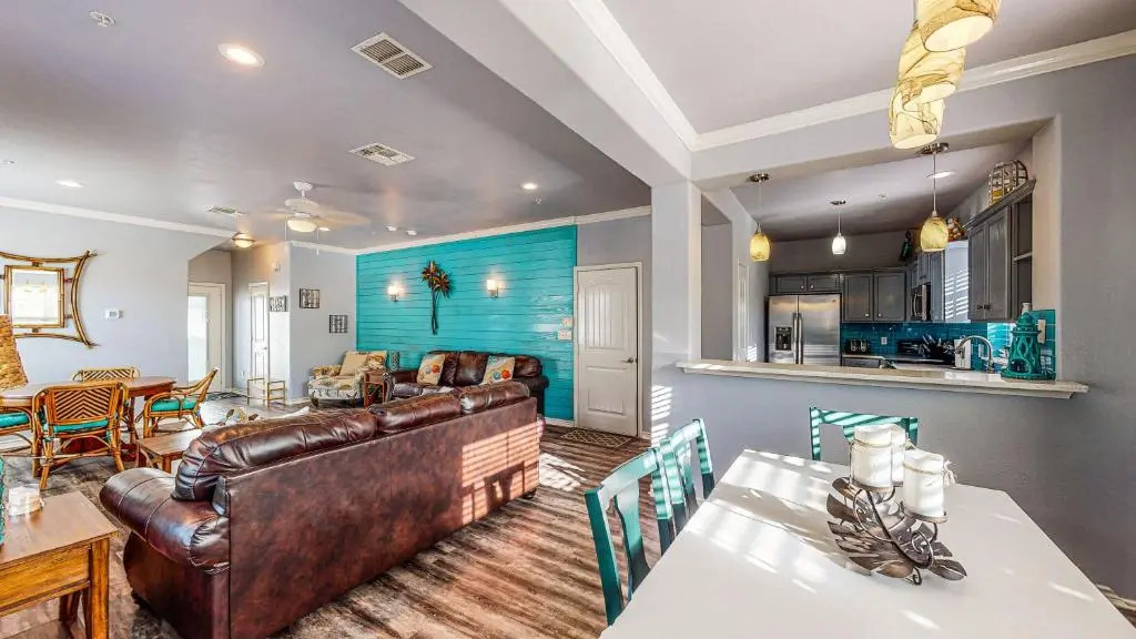 MC16 Multi-Level Condo, Shared Pool & Hot Tub, Close to Beach
