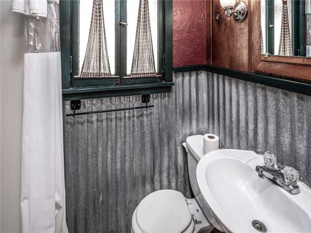 Perfect Cabin, 2 Bedrooms, Fireplace, Midtown, Sleeps 5