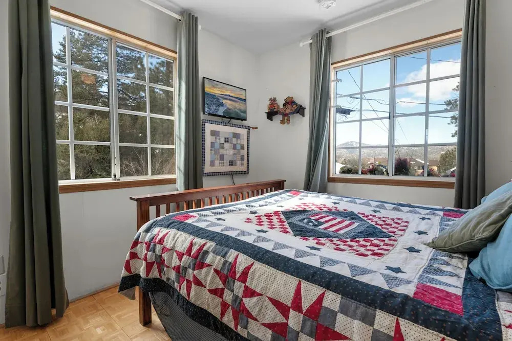 Cozy Bear Cottage - Walk to Lake & Village