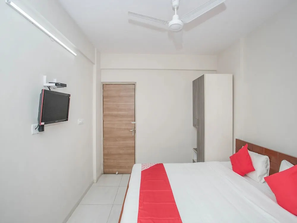 OYO 13523 Hotel Luxor The Budget Inn