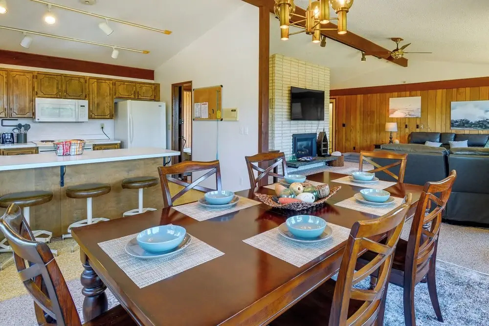 Westport Retreat w/ Pool Table: Walk to State Park