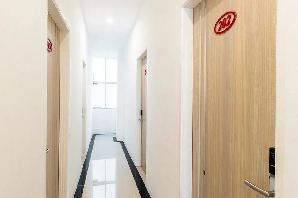RedDoorz Plus @ Centrium Katamso Medan