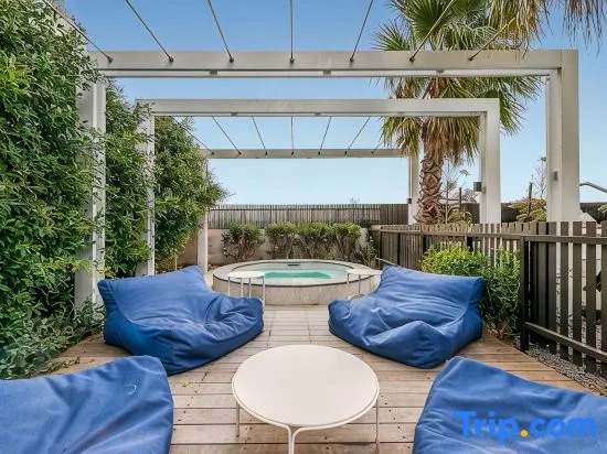 Premium Chic: A Relaxing Retreat
