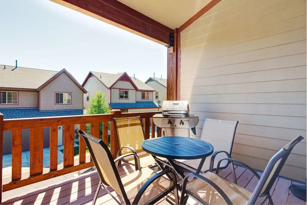 4BR 3.5BA Urban Alpine Home by RedAwning