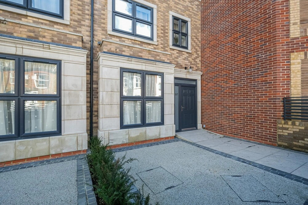4BDR 3BA Family Home Garden in Isleworth