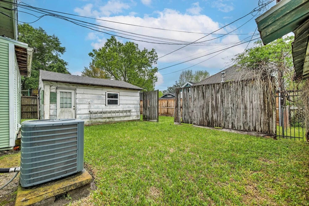 Pet-Friendly Home with Yard 3 Mi to Dtwn Houston!
