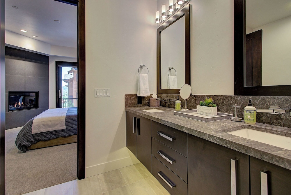 Juniper Landing 3 Bedroom by Avantstay Condo in Park City Mountain Resort w/ Pool, Hot Tub & Gym
