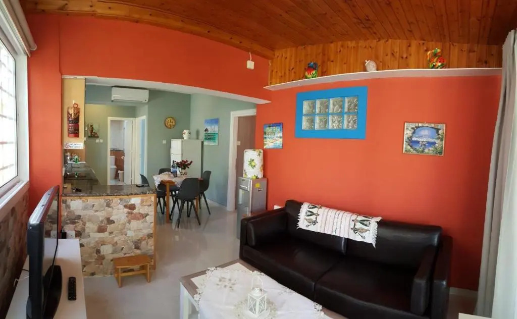 2 bedroom ground floor apt, 5 minutes walk from the beach