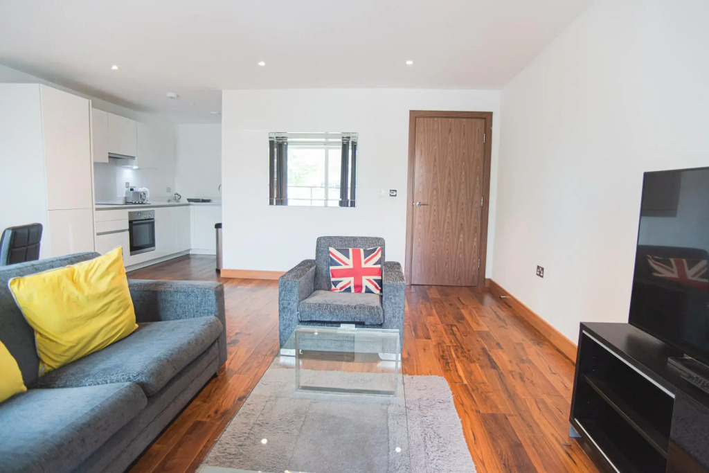 One Bed Apartment w Balcony in Heart of Shoreditch