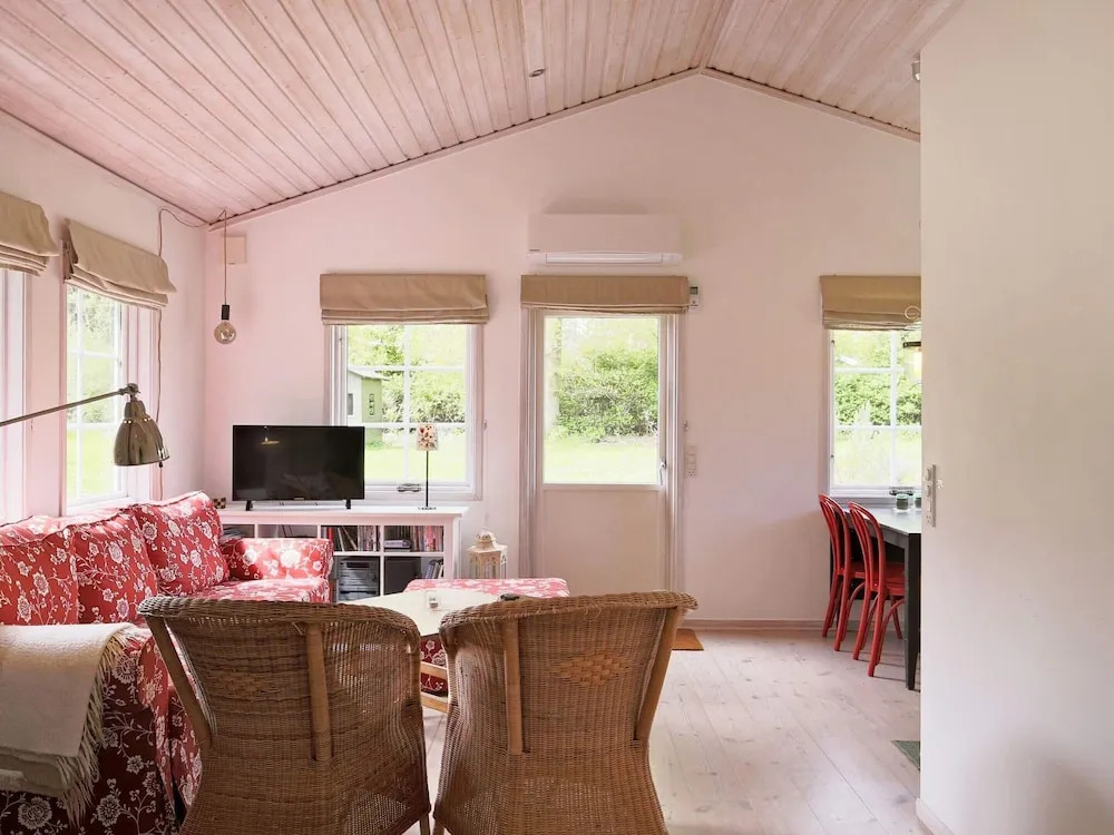 6 person holiday home in Dronningmølle
