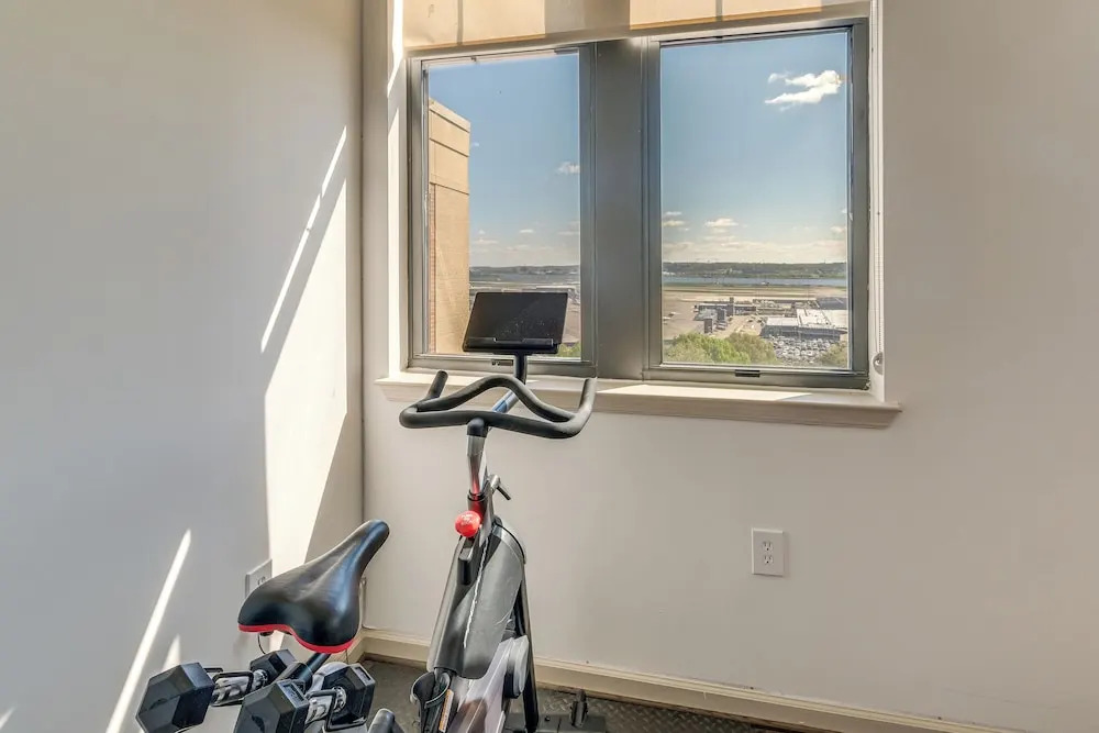 1 Mi to DCA Airport: Potomac Yard Apt w/ Pool