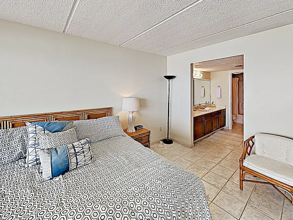 New Listing! Gulf-front W/ Pools & Gym 3 Bedroom Condo
