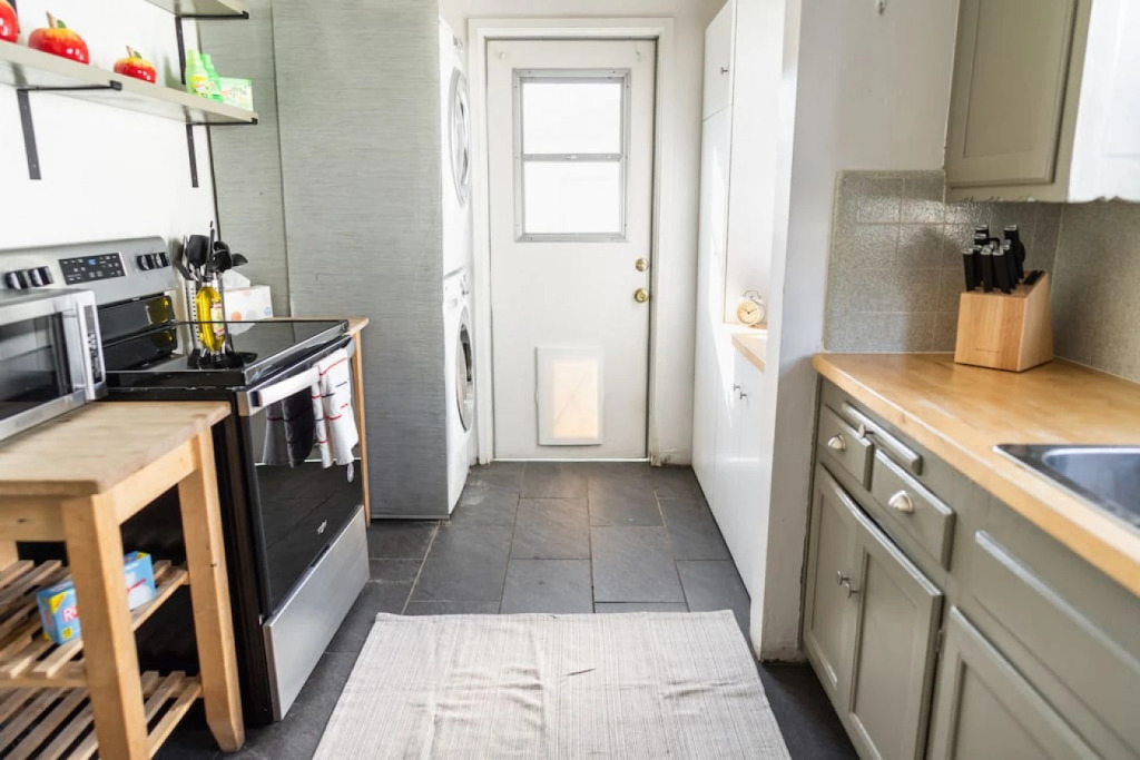 Updated Well-Appointed 3-Bedroom Home In Beautiful Burbank Neighborhood  (P49)