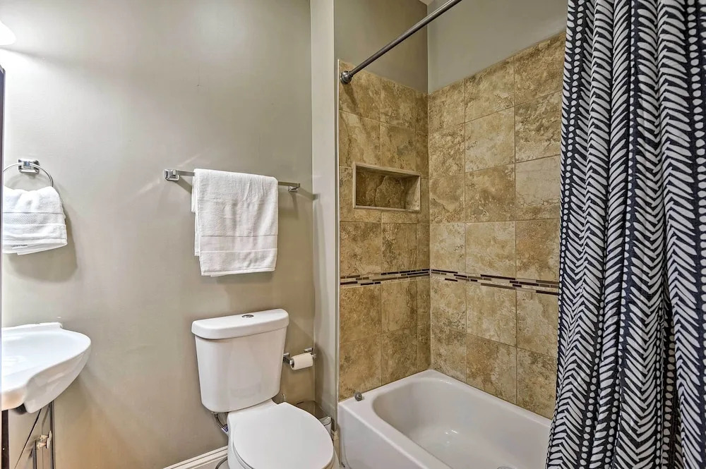 Chic Baltimore Apartment: 2 Mi to Downtown!