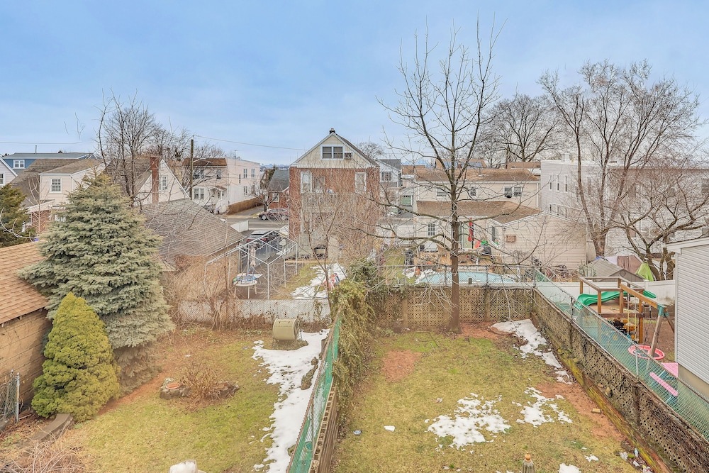 Near Belleville Park & Metlife: Pet-friendly Stay!