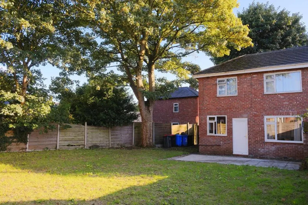 Byron House- Close to M60 and Supermarket