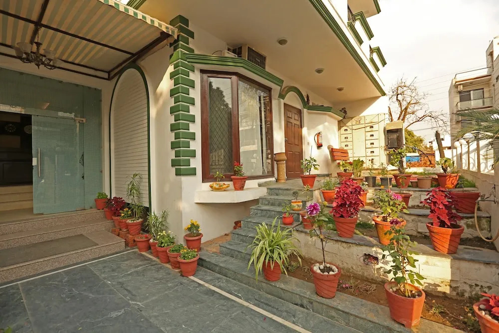 OYO 8535 Hotel Mayarch