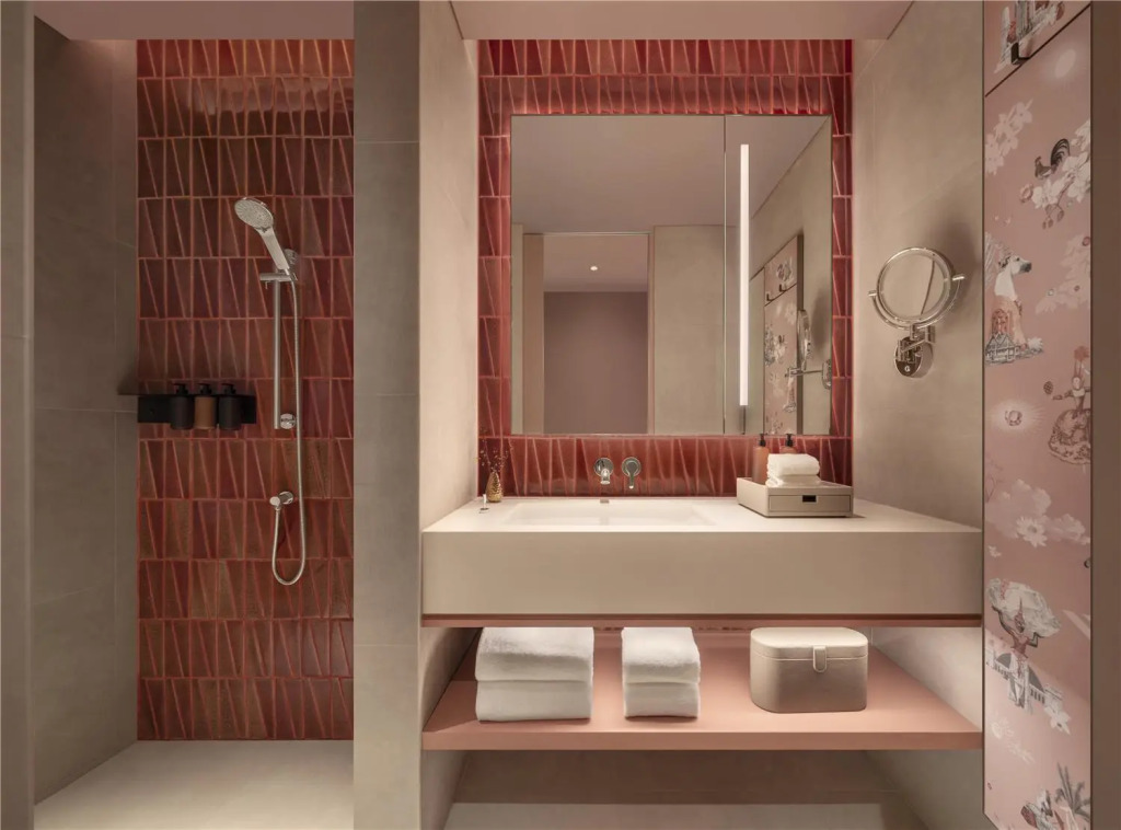 Kromo Bangkok, Curio Collection By Hilton