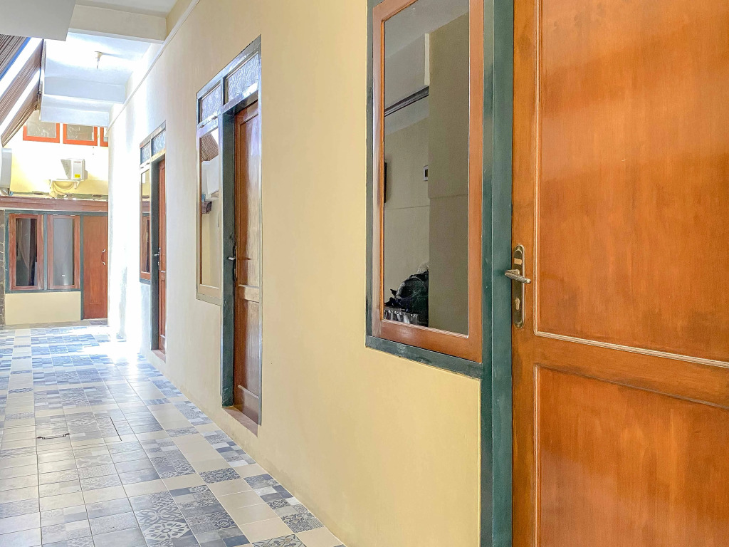 Tinis Guest House Malang Mitra RedDoorz