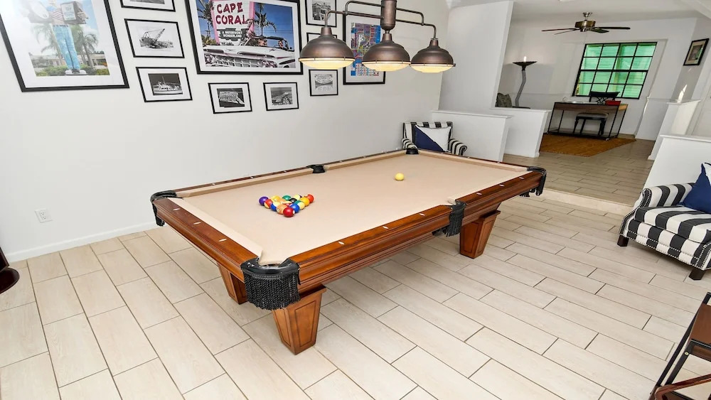 Amazing - 4 Bed Billiard Table Luxury Canal Pool