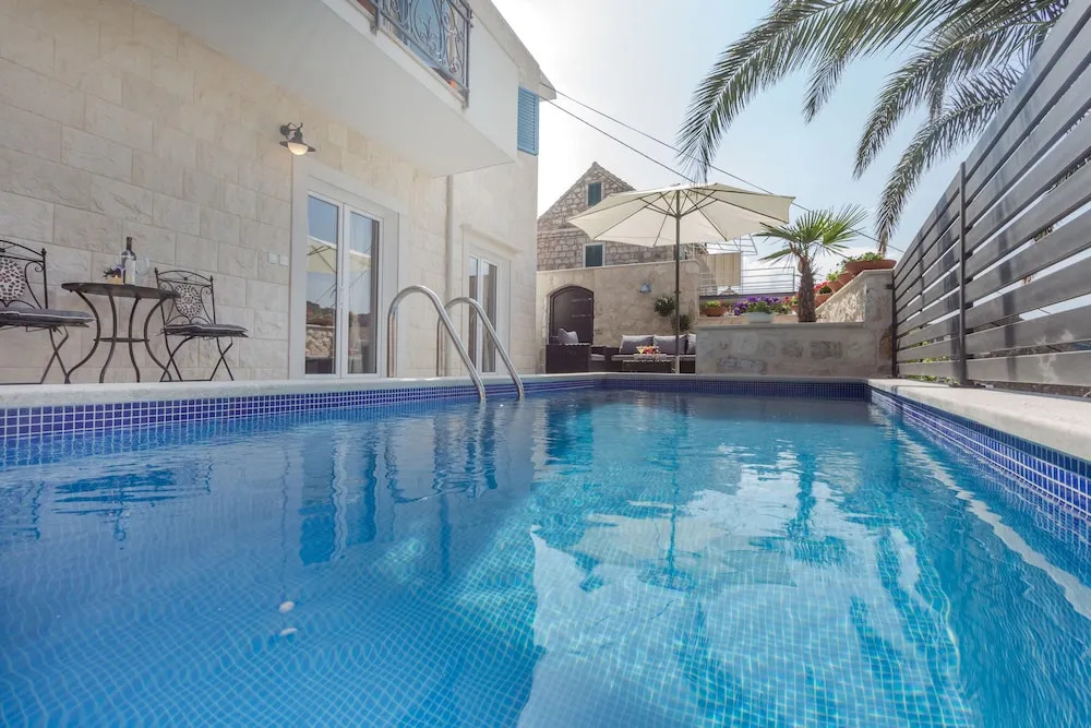 Villa Capitis in the Centre - Deluxe Apartment with Swimming Pool