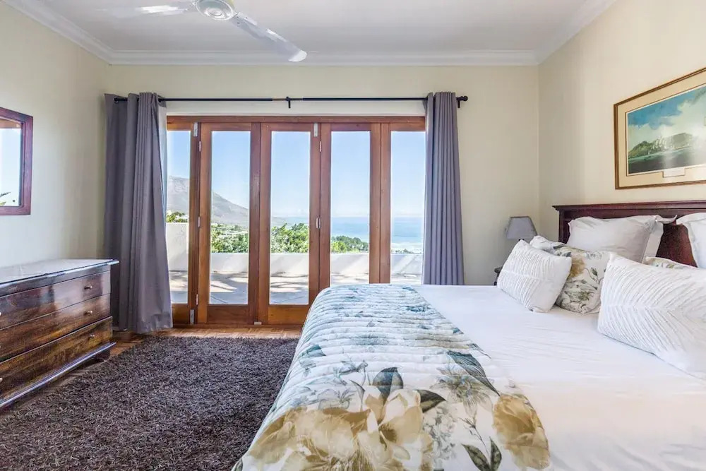 Camps Bay 4bed Home w Pool and Views Alma Marina