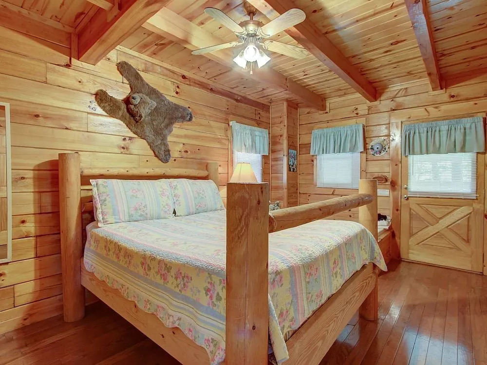 Autumn Leaves 1 Bedroom 1 Bathroom Cabin