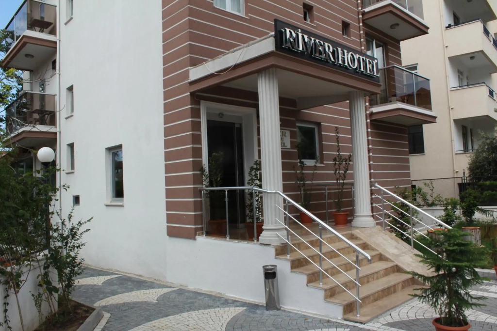 River Hotel