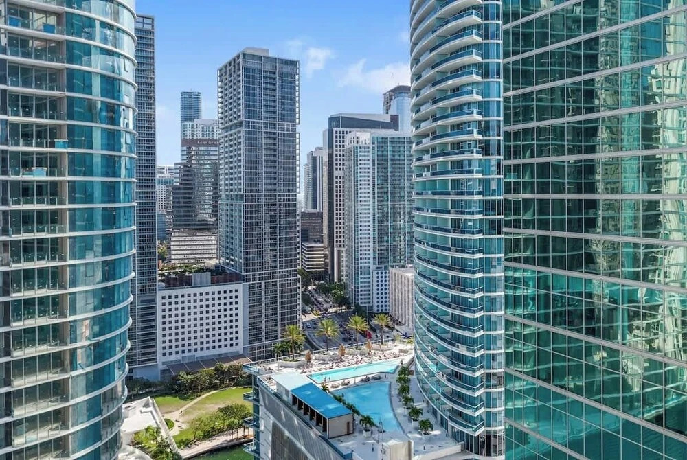 Brickell 1BR Skyline Balcony Corner Suite Walkable to City Centre Luxepad