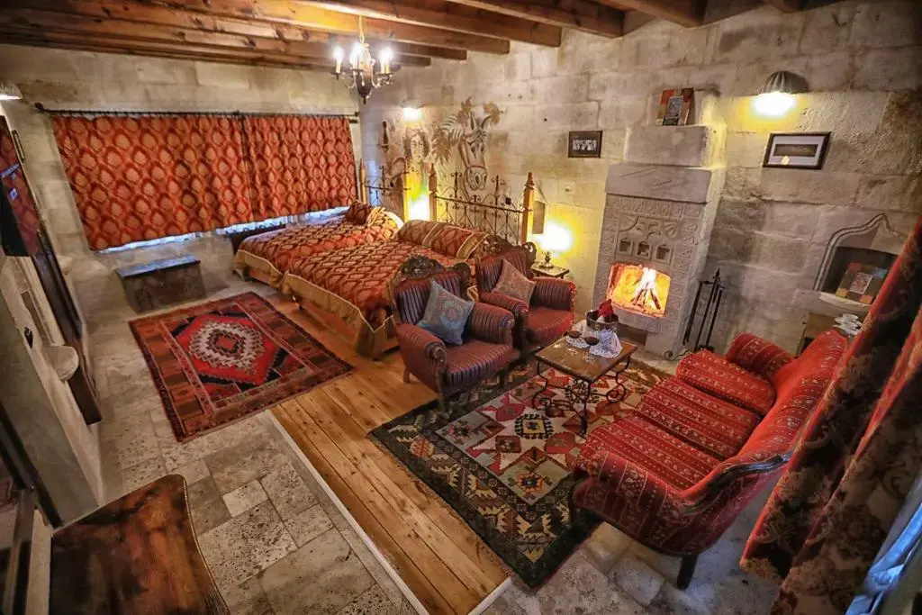 Трёхместный номер Lower Floor Stone Deluxe
