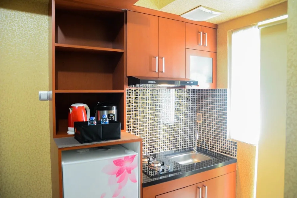 Parquette Studio Green Lake Apartment near Ciputat By Travelio