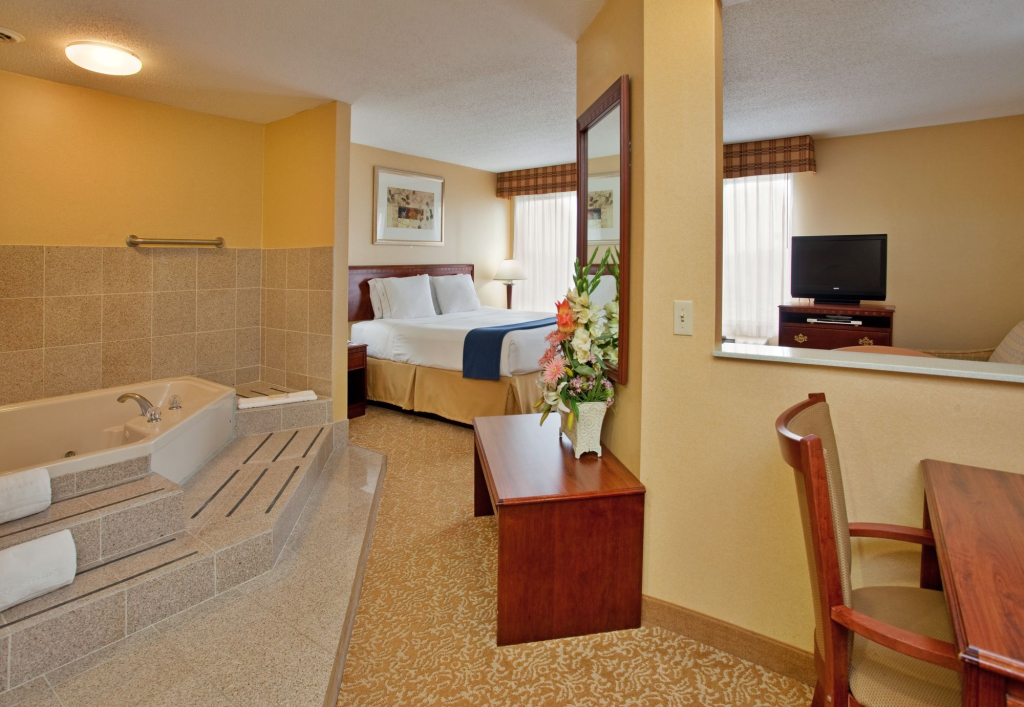 Holiday Inn Express Hotel & Suites Fenton/I-44 by IHG