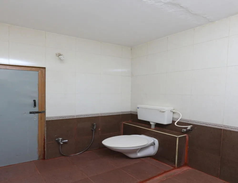 OYO 13807 Hotel Gurupriya