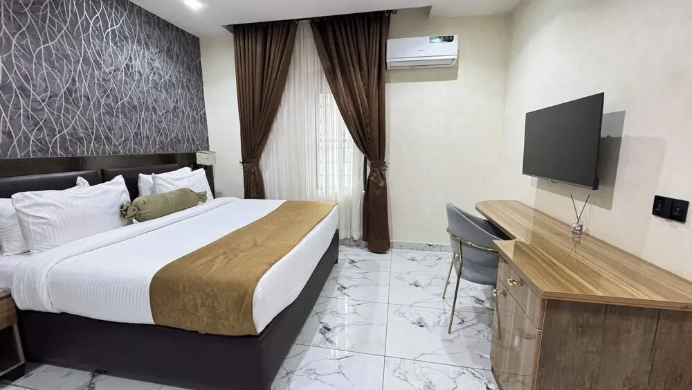 Silver Gate Hotel and Suites
