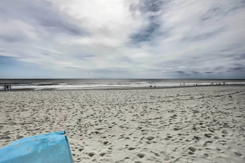 Walk to Beach: Family Home Near Barefoot Landing!