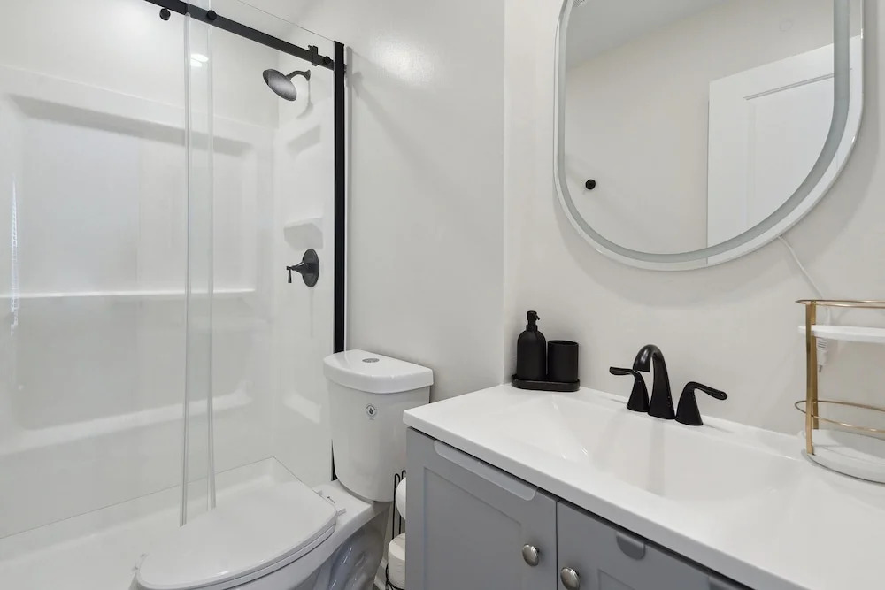 Tranquil Pet Friendly Retreat 3 Bedroom Residence by Estephanie Valdez