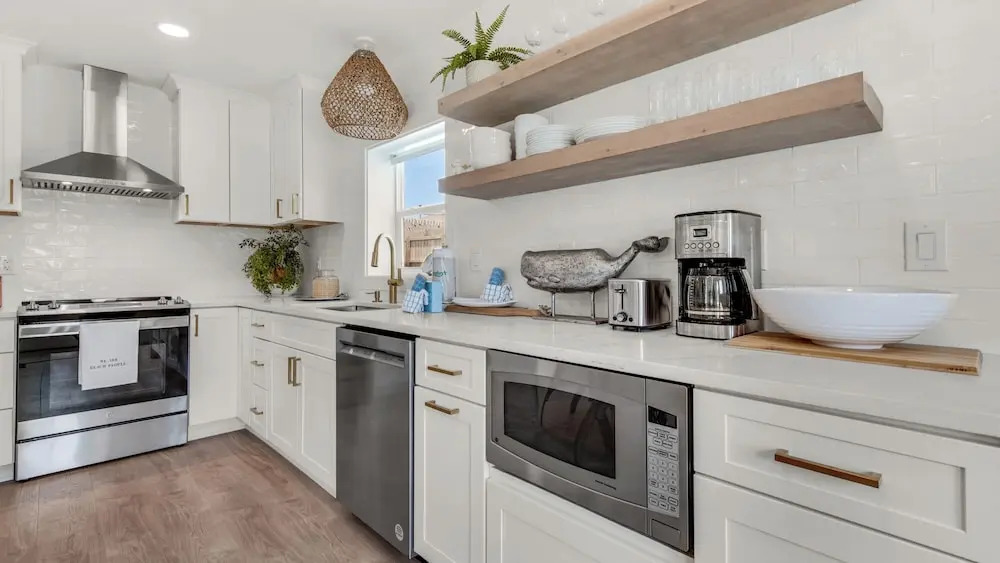 4 Minutes to the Beach! Cute & Coastal With Room for 9