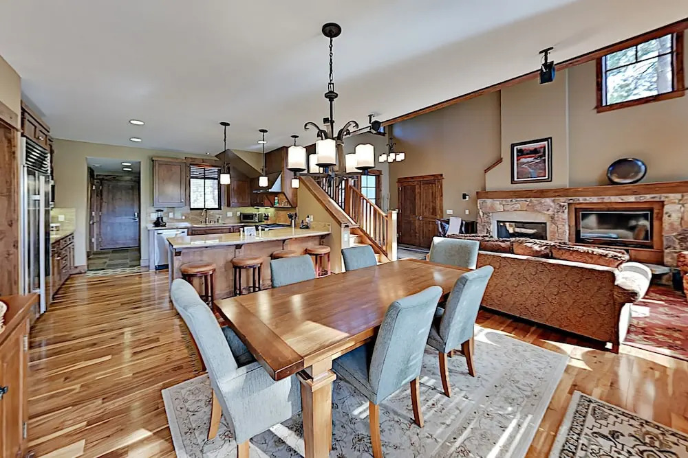 New Listing! All-suite Townhome W/ Deck & Hot Tub 3 Bedroom Townhouse
