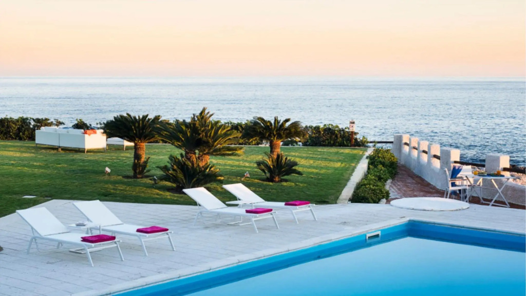 Exclusive seafront villa with private pool-VILLA LUNA BLU