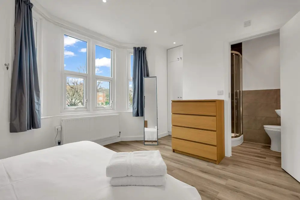 Charming 2-bed Apartment in South West London