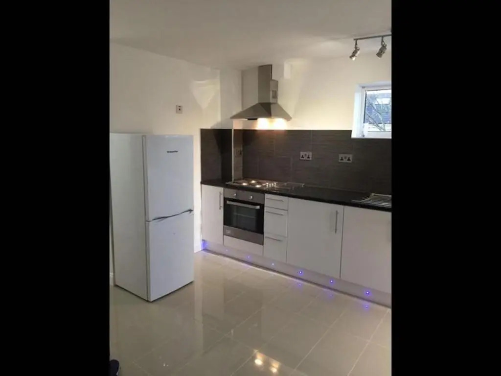 Small Modern Comfortable 2 Bedroom Apartment - Cmyr