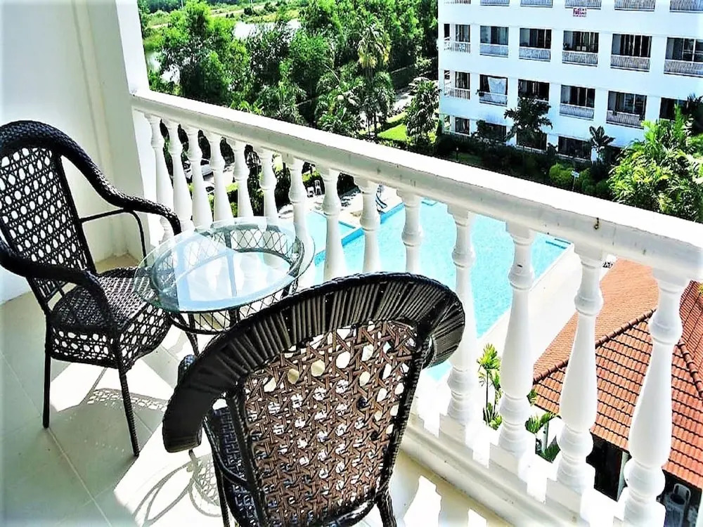 Pool View Apartment