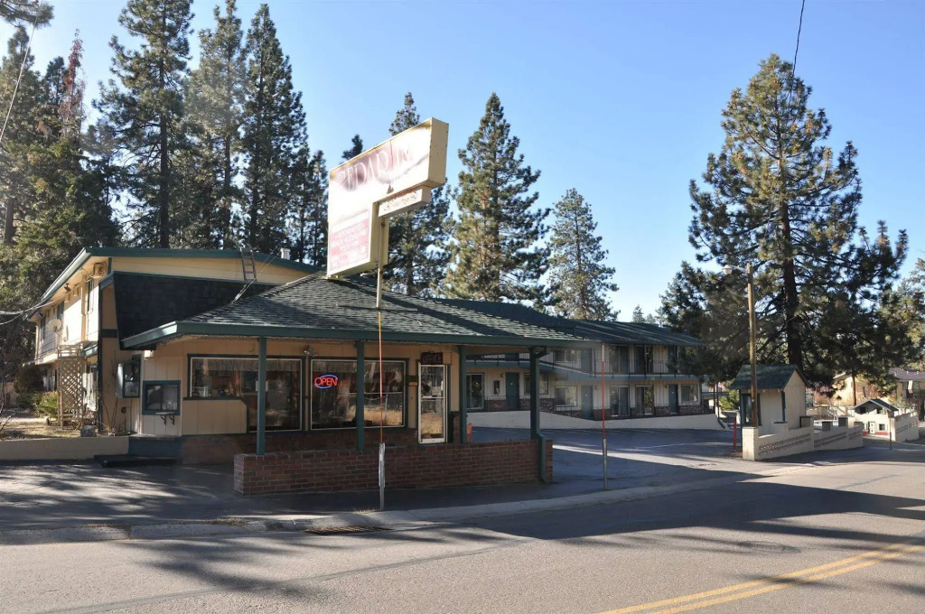 Cedar Inn & Suites