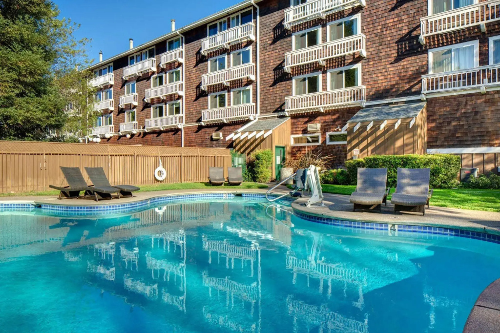Lake Natoma Inn