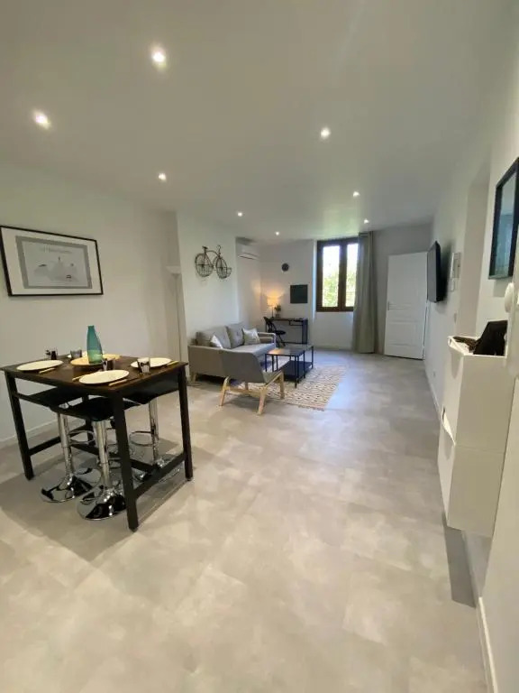 T3 2 chambres-centre-ville Place d'Armes Clim-Wifi