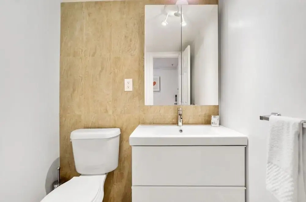 1 Bedroom +den Bay View Or620