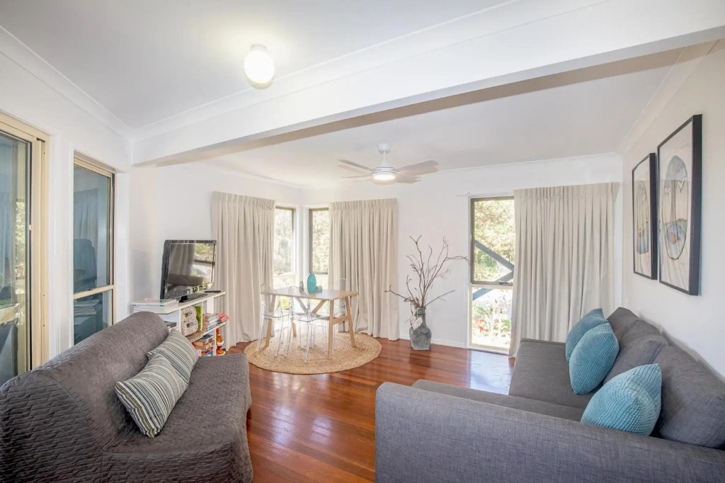 The Blue House - 100M TO BEACH, PET FRIENDLY, BIG HOUSE, SLEEPS 8